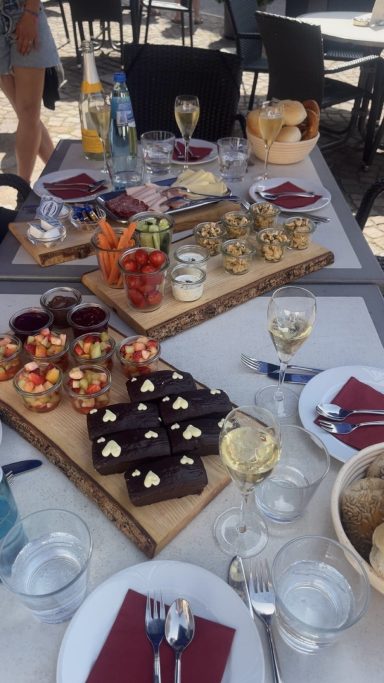 Sonderbestellung zum Junggesellenabschied- mit Marmorküchlein mit Herzen, Obstsalat in kleinen Gläschen, Gemüsesticks mit Kräuterdip und 