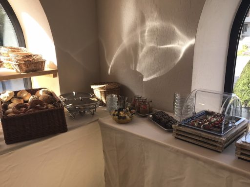 andere Ausschnitt vom Frühstücksbuffet sonntags- Tomate-Mozzarella-Spieße, Obstsalat und verschiedene Brötchen