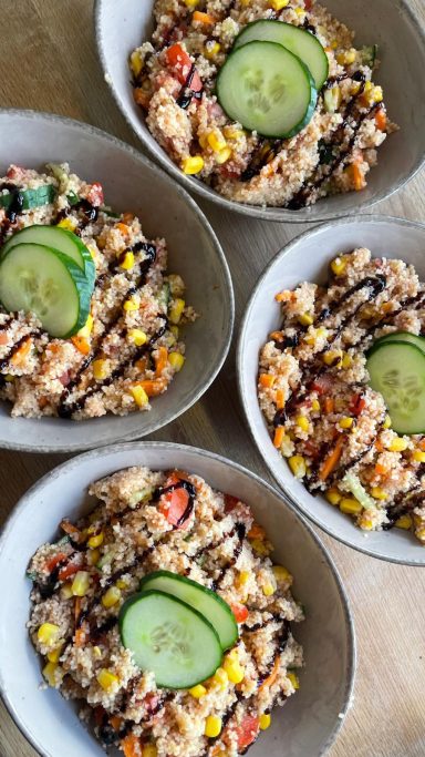 Cous-Cous-Bowl mit Tomate, Karotte und Gurke