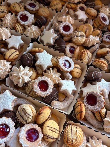 Gebäckteller mit verschiedenen Weihnachtsgebäcken, wie Hildabrötchen, Vanillekipferl, Zimtsterne, und vielem mehr.