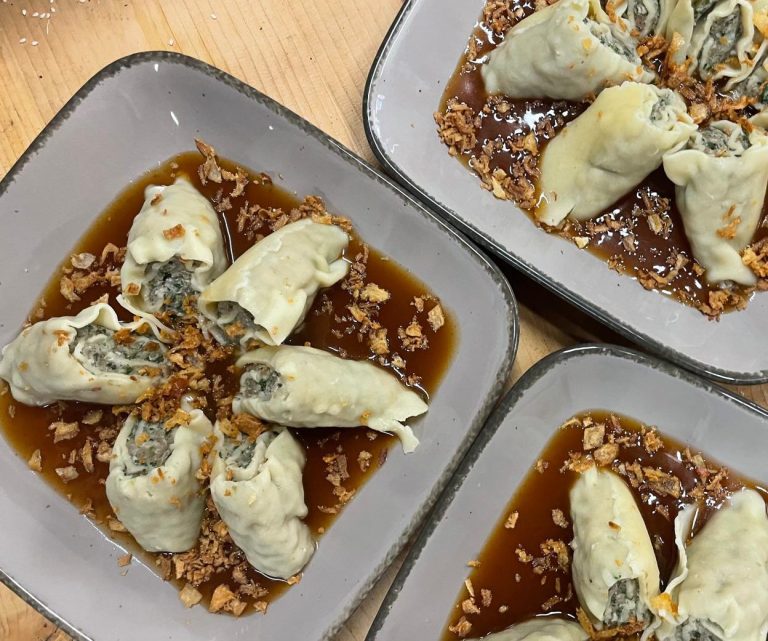 Hausgemachte Maultaschen mit Hackfleischfüllung Mittagsangebot: Hausgemachte Fleisch-Maultaschen mit Bratensoße und Röstzwiebeln