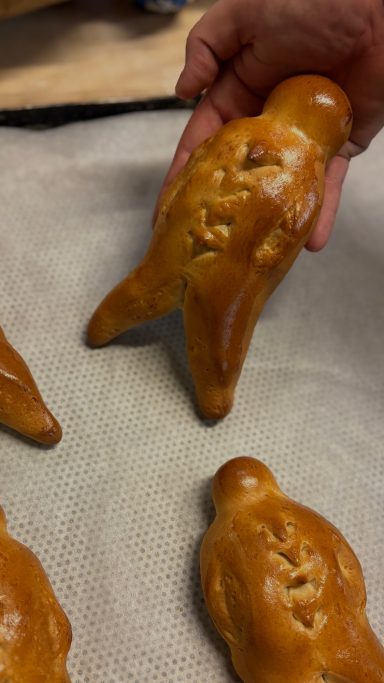 Weckmänner aus Hefeteig, goldbraun gebacken, überwiegend für süße Aufstriche und Beläge.