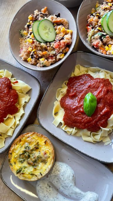 Gemüsequiche mit hausgemachtem Kräuterdip, Tagliatelle an Tomatensoße, Cous-Cous-Bowl