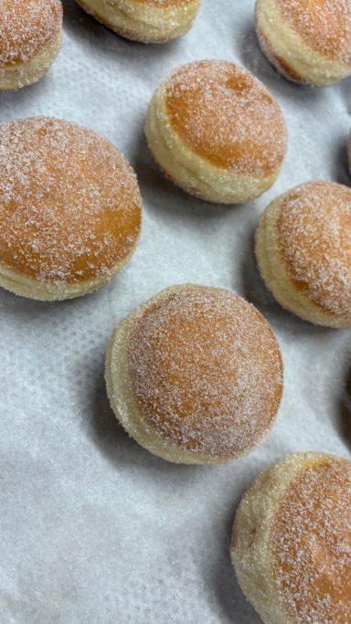 hausgemachte luftige, goldbraune Siedegebäcke - im Schwarzwald Berliner genannt -in Zimt und Zucker gewälzt